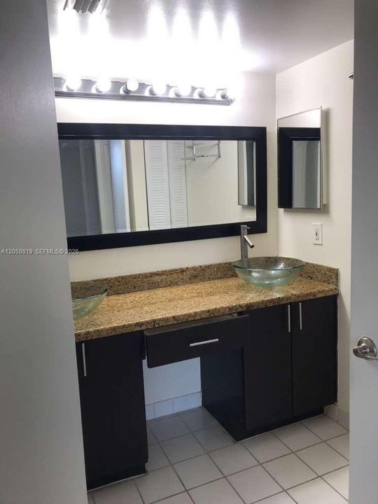 For Rent: $2,999 (2 beds, 2 baths, 1302 Square Feet)