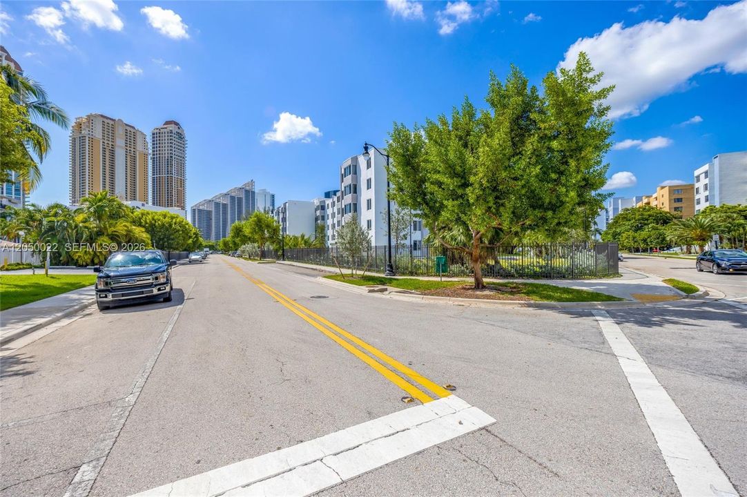 For Rent: $1,990 (1 beds, 1 baths, 710 Square Feet)