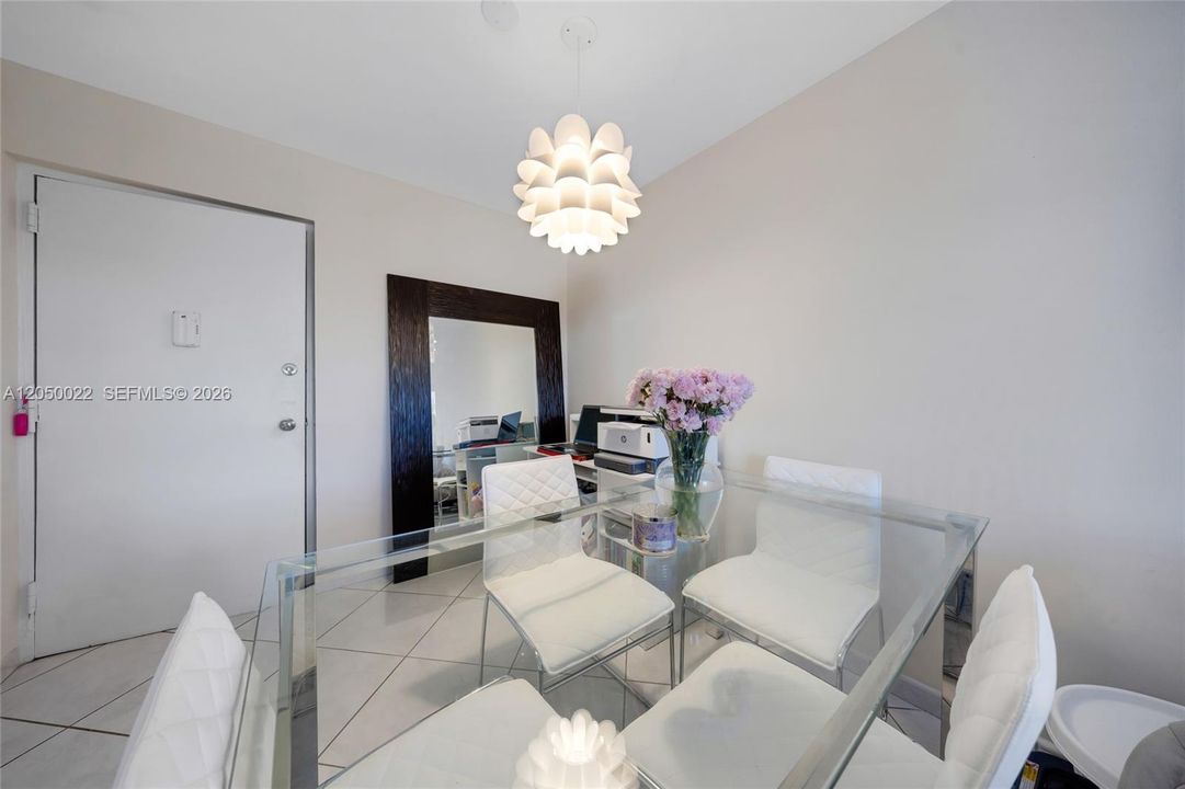 For Rent: $1,990 (1 beds, 1 baths, 710 Square Feet)