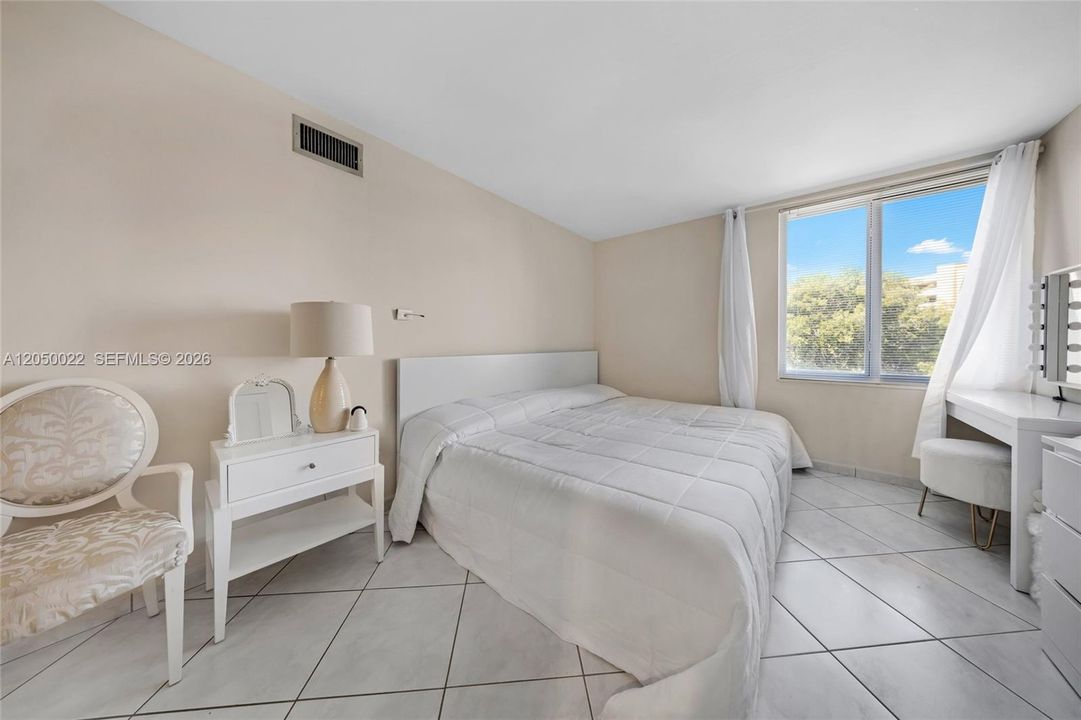 For Rent: $1,990 (1 beds, 1 baths, 710 Square Feet)