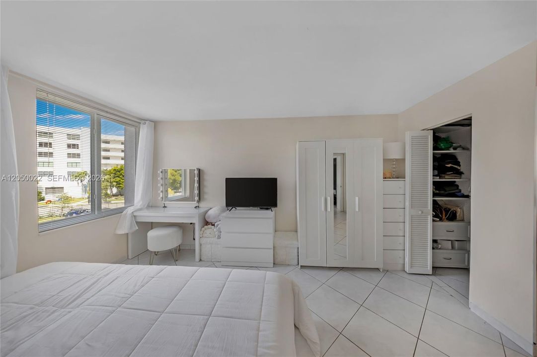 For Rent: $1,990 (1 beds, 1 baths, 710 Square Feet)