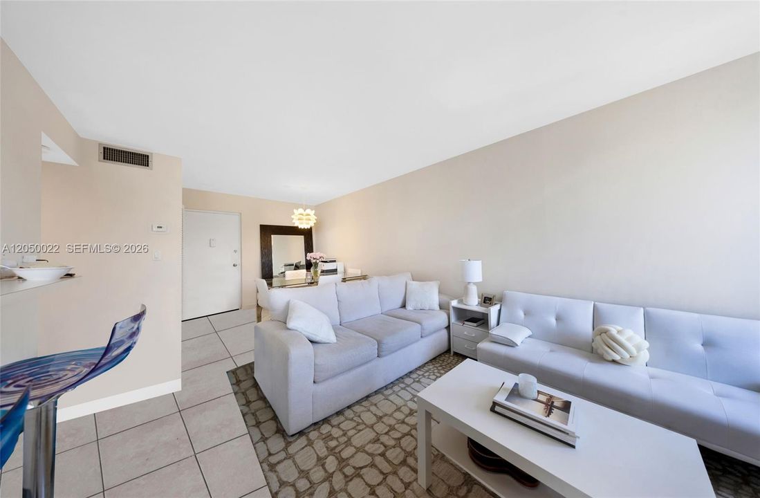 For Rent: $1,990 (1 beds, 1 baths, 710 Square Feet)