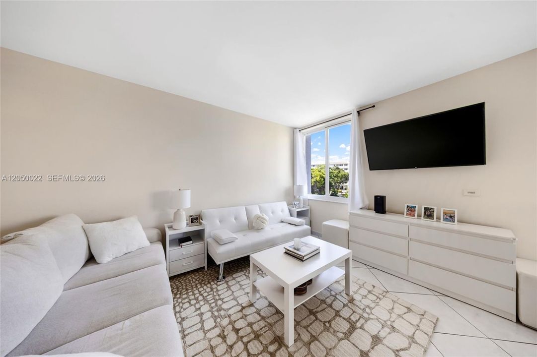 For Rent: $1,990 (1 beds, 1 baths, 710 Square Feet)