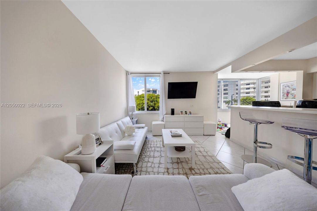 For Rent: $1,990 (1 beds, 1 baths, 710 Square Feet)