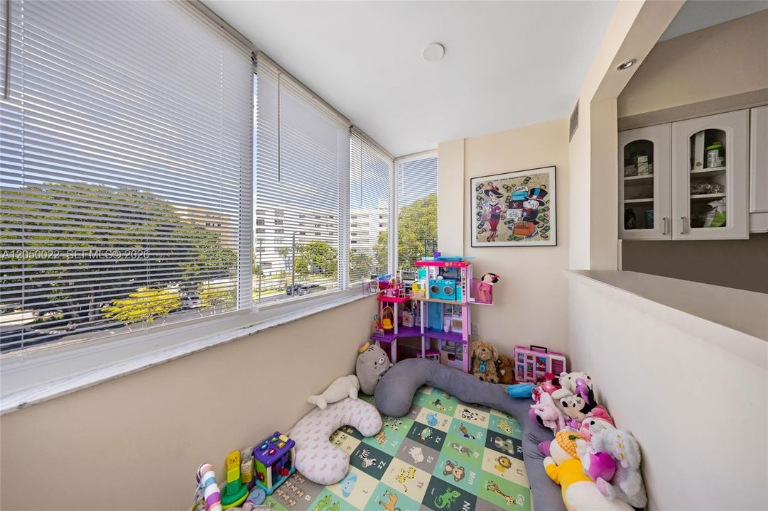 For Rent: $1,990 (1 beds, 1 baths, 710 Square Feet)