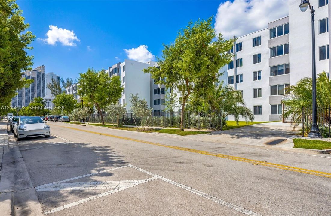 For Rent: $1,990 (1 beds, 1 baths, 710 Square Feet)