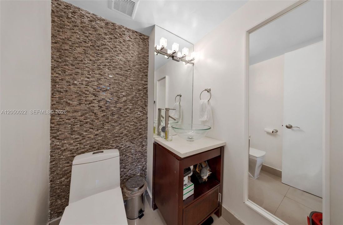 For Rent: $1,990 (1 beds, 1 baths, 710 Square Feet)