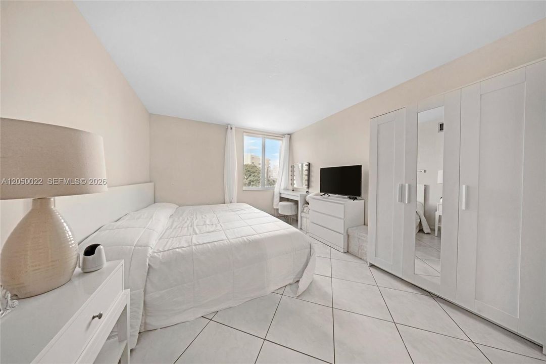 For Rent: $1,990 (1 beds, 1 baths, 710 Square Feet)