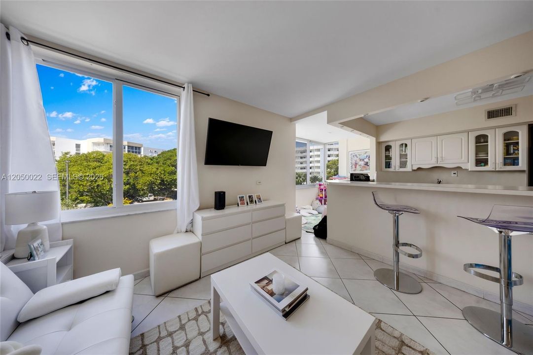For Rent: $1,990 (1 beds, 1 baths, 710 Square Feet)
