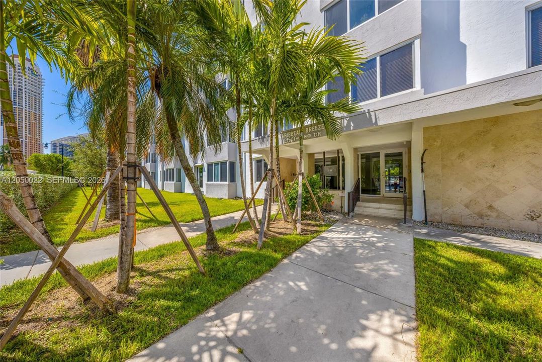 For Rent: $1,990 (1 beds, 1 baths, 710 Square Feet)