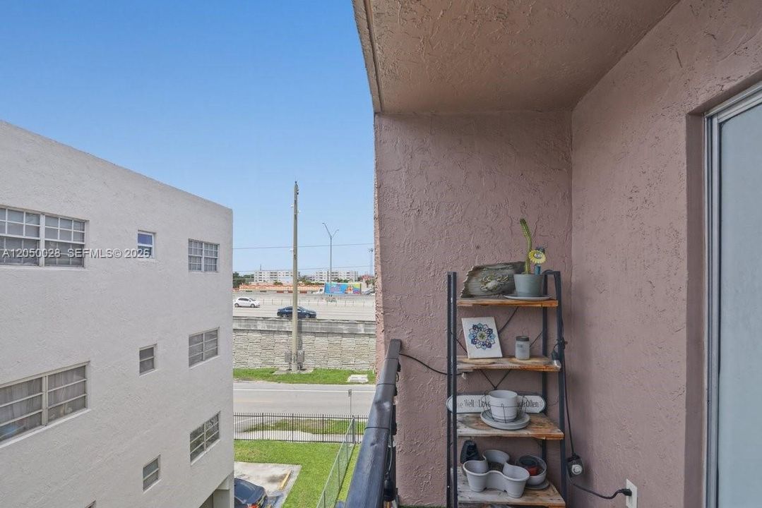 На продажу: $240,000 (2 спален, 2 ванн, 890 Квадратных фут)
