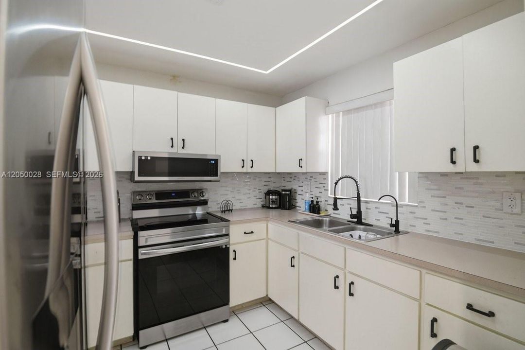 На продажу: $240,000 (2 спален, 2 ванн, 890 Квадратных фут)
