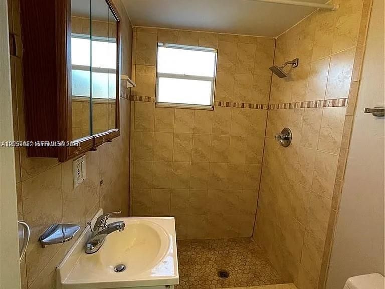 For Rent: $3,900 (3 beds, 2 baths, 1251 Square Feet)