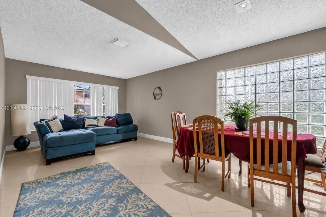 En Venta: $715,000 (3 camas, 2 baños, 1731 Pies cuadrados)