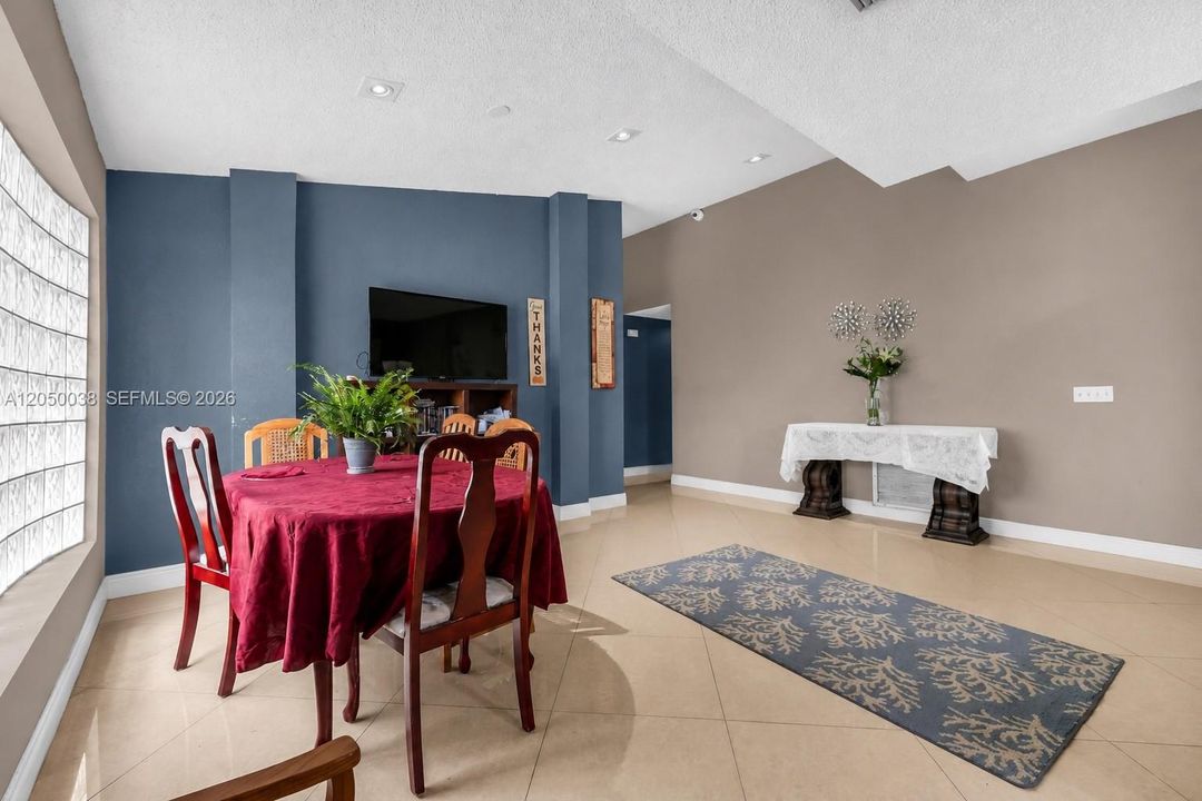 En Venta: $715,000 (3 camas, 2 baños, 1731 Pies cuadrados)