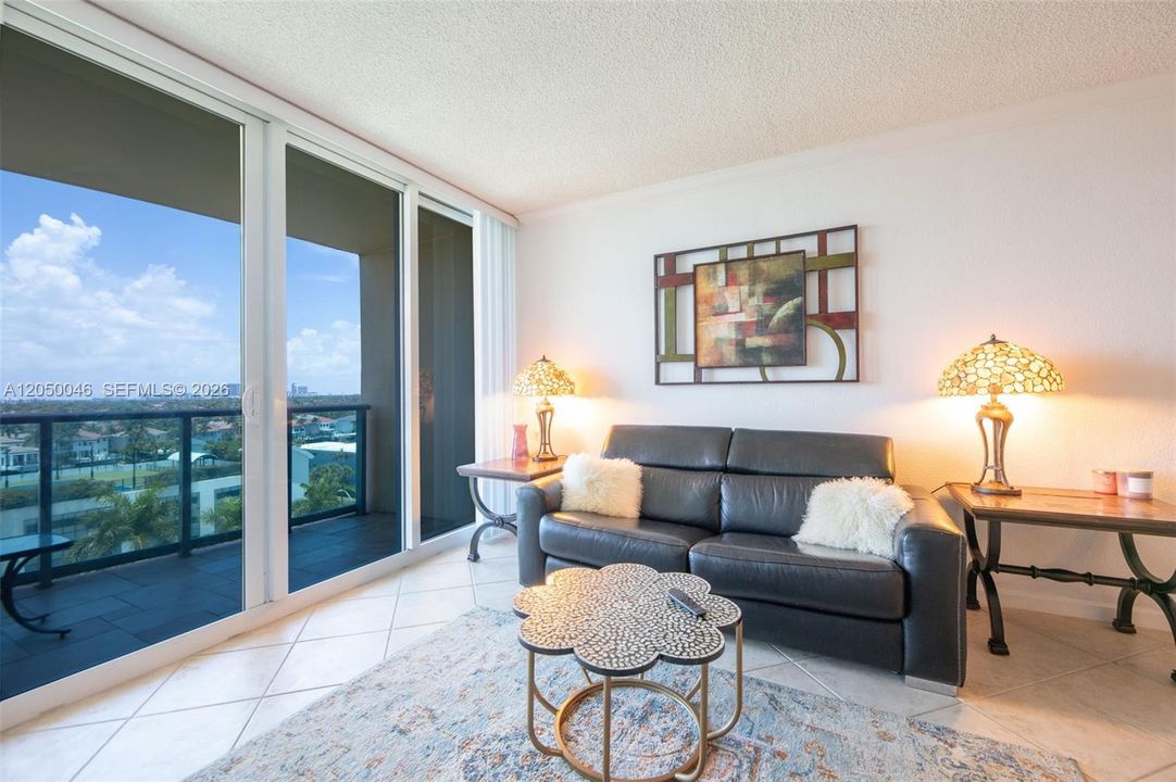 For Rent: $2,650 (1 beds, 1 baths, 835 Square Feet)