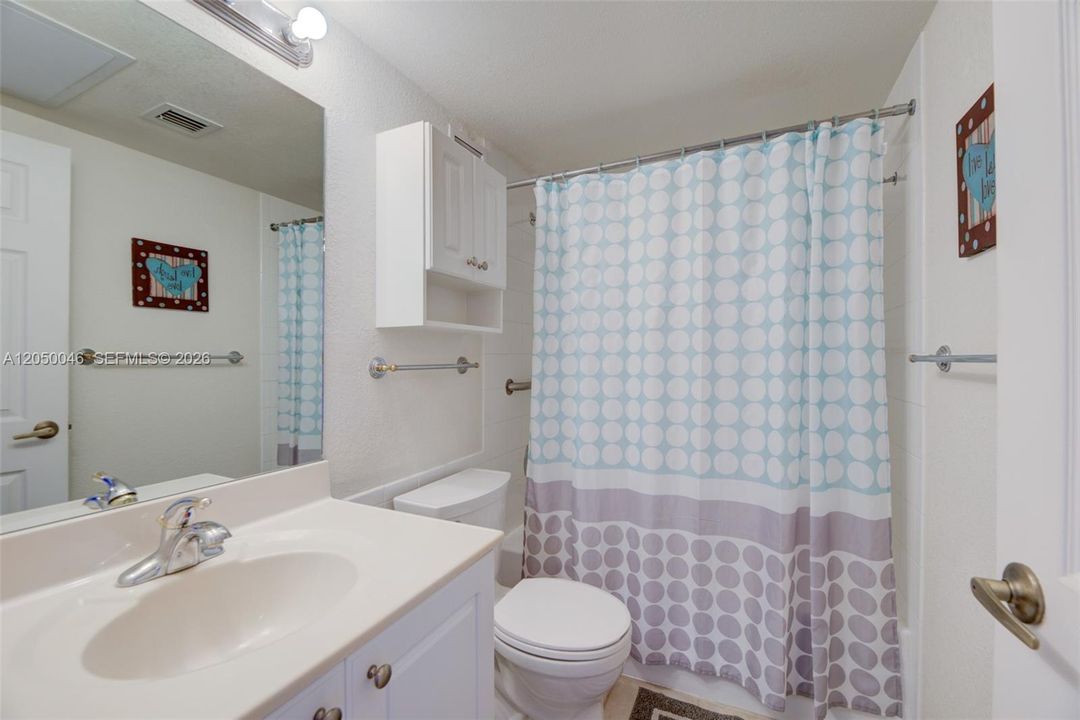 For Rent: $2,650 (1 beds, 1 baths, 835 Square Feet)