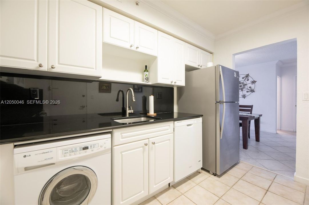 For Rent: $2,650 (1 beds, 1 baths, 835 Square Feet)