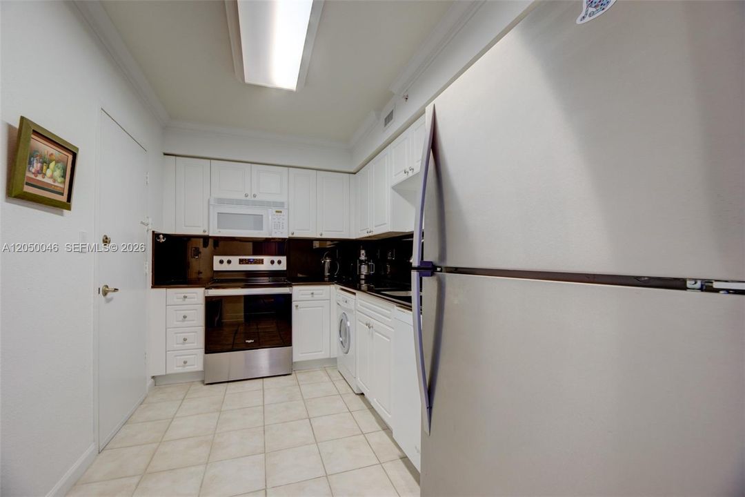 For Rent: $2,650 (1 beds, 1 baths, 835 Square Feet)