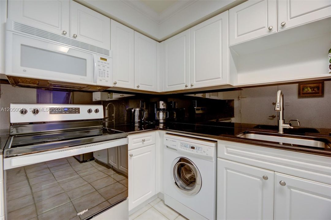 For Rent: $2,650 (1 beds, 1 baths, 835 Square Feet)