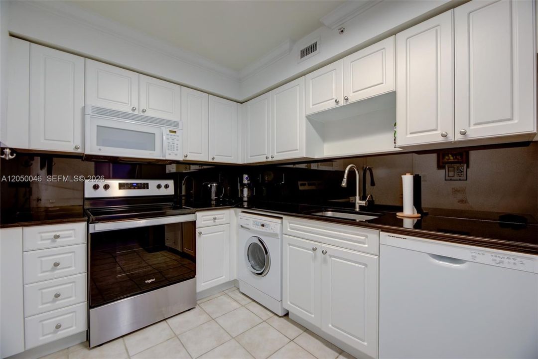 For Rent: $2,650 (1 beds, 1 baths, 835 Square Feet)