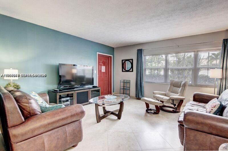 For Rent: $1,900 (2 beds, 2 baths, 940 Square Feet)