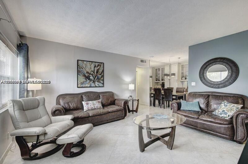 For Rent: $1,900 (2 beds, 2 baths, 940 Square Feet)