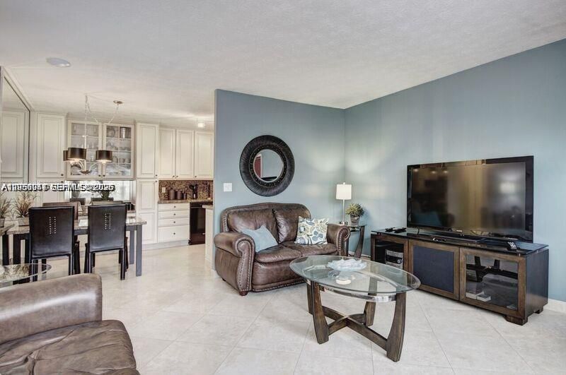 For Rent: $1,900 (2 beds, 2 baths, 940 Square Feet)