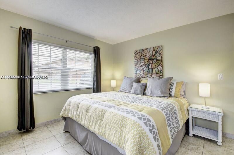 For Rent: $1,900 (2 beds, 2 baths, 940 Square Feet)