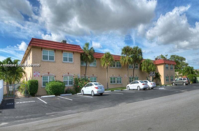 For Rent: $1,900 (2 beds, 2 baths, 940 Square Feet)