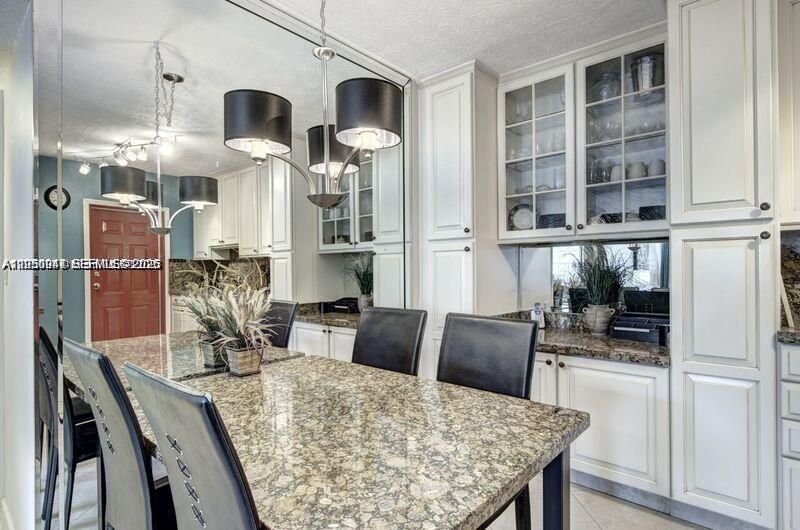 For Rent: $1,900 (2 beds, 2 baths, 940 Square Feet)