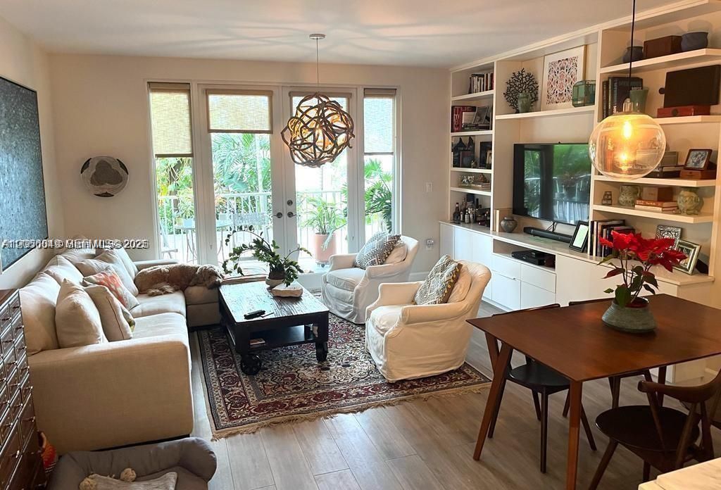 For Sale: $880,000 (1 beds, 2 baths, 983 Square Feet)