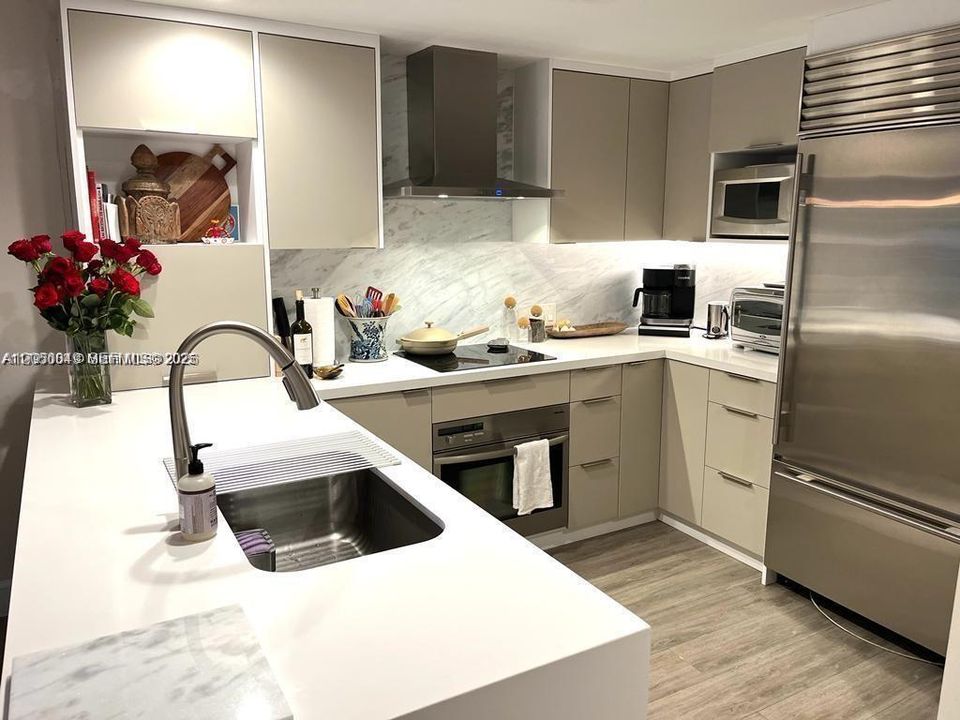 For Sale: $880,000 (1 beds, 2 baths, 983 Square Feet)