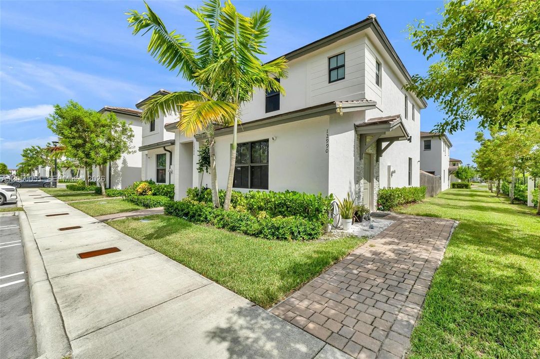 For Sale: $419,490 (3 beds, 3 baths, 1368 Square Feet)