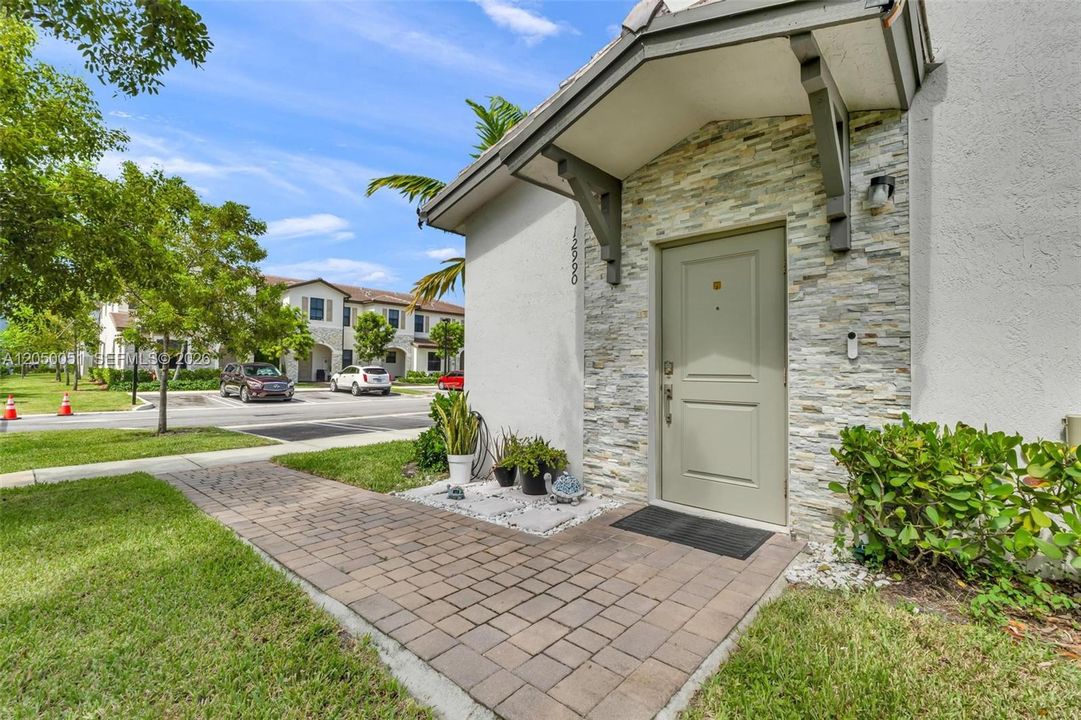For Sale: $419,490 (3 beds, 3 baths, 1368 Square Feet)
