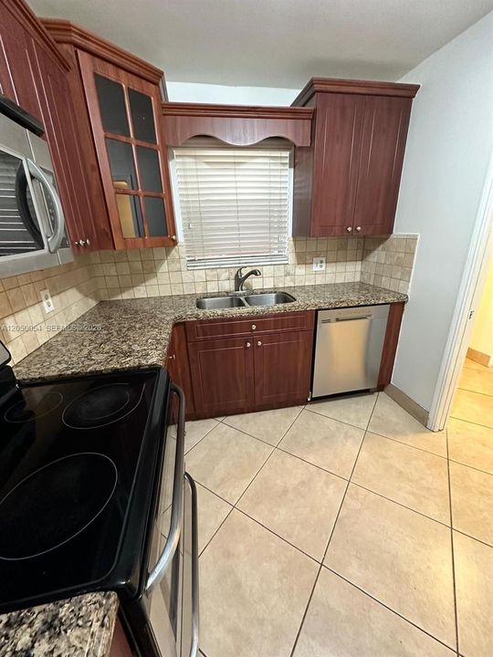 For Rent: $2,100 (2 beds, 2 baths, 960 Square Feet)