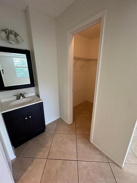 For Rent: $2,100 (2 beds, 2 baths, 960 Square Feet)