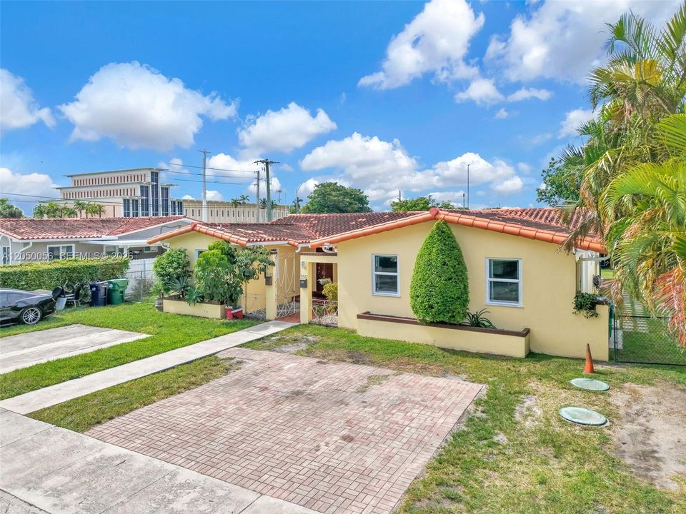 For Rent: $2,800 (3 beds, 2 baths, 2307 Square Feet)