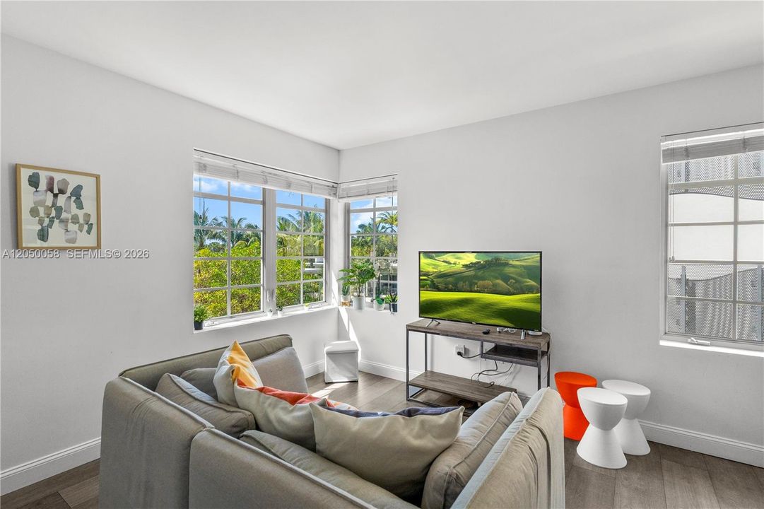 For Rent: $2,700 (1 beds, 1 baths, 596 Square Feet)
