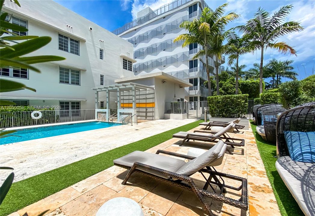 For Rent: $2,700 (1 beds, 1 baths, 596 Square Feet)
