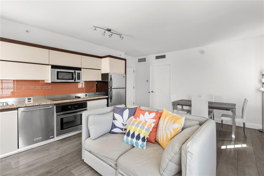 For Rent: $2,700 (1 beds, 1 baths, 596 Square Feet)