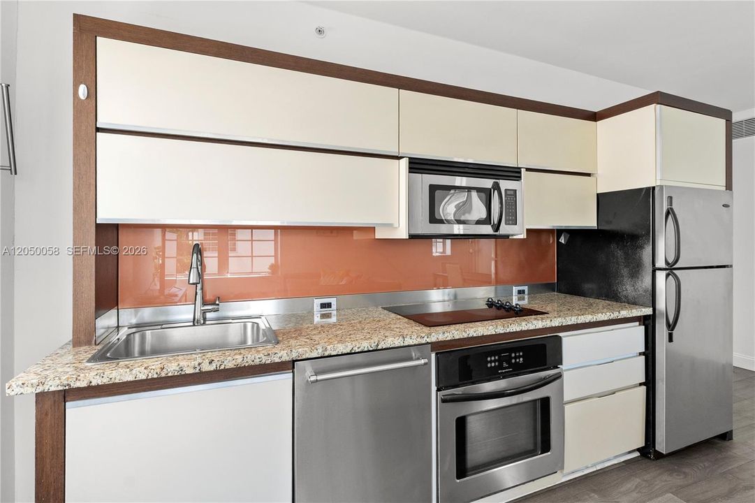 For Rent: $2,700 (1 beds, 1 baths, 596 Square Feet)