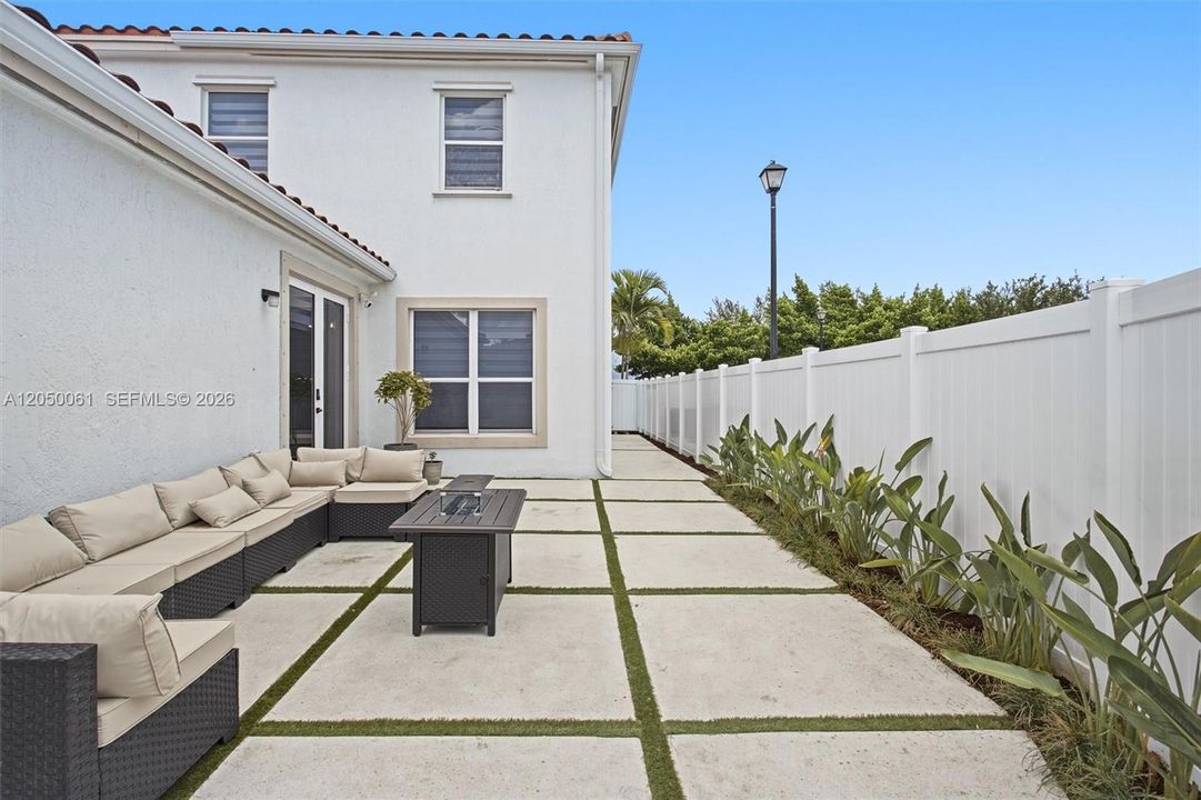 For Sale: $667,000 (4 beds, 3 baths, 1930 Square Feet)