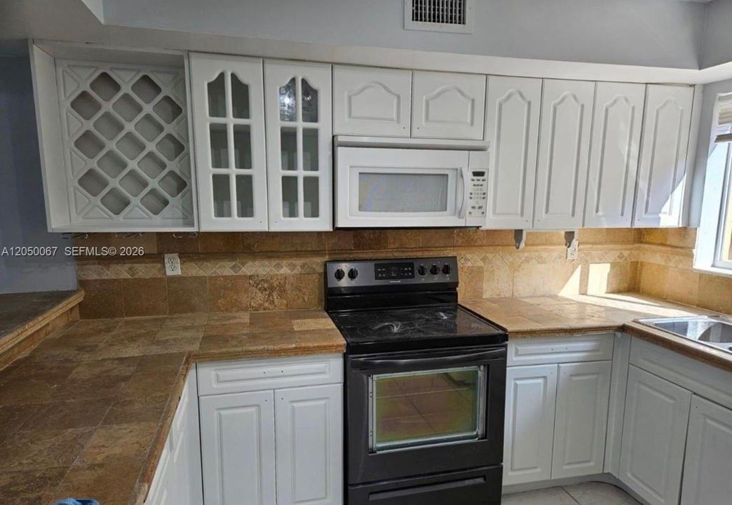 For Rent: $2,500 (2 beds, 2 baths, 1060 Square Feet)
