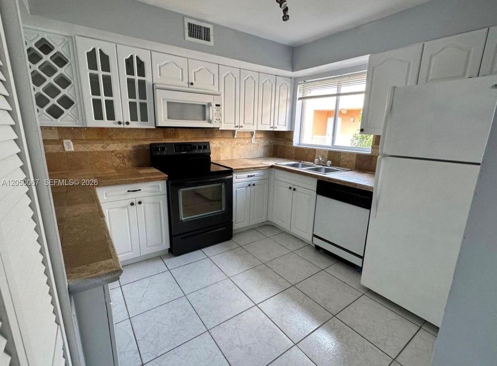For Rent: $2,500 (2 beds, 2 baths, 1060 Square Feet)