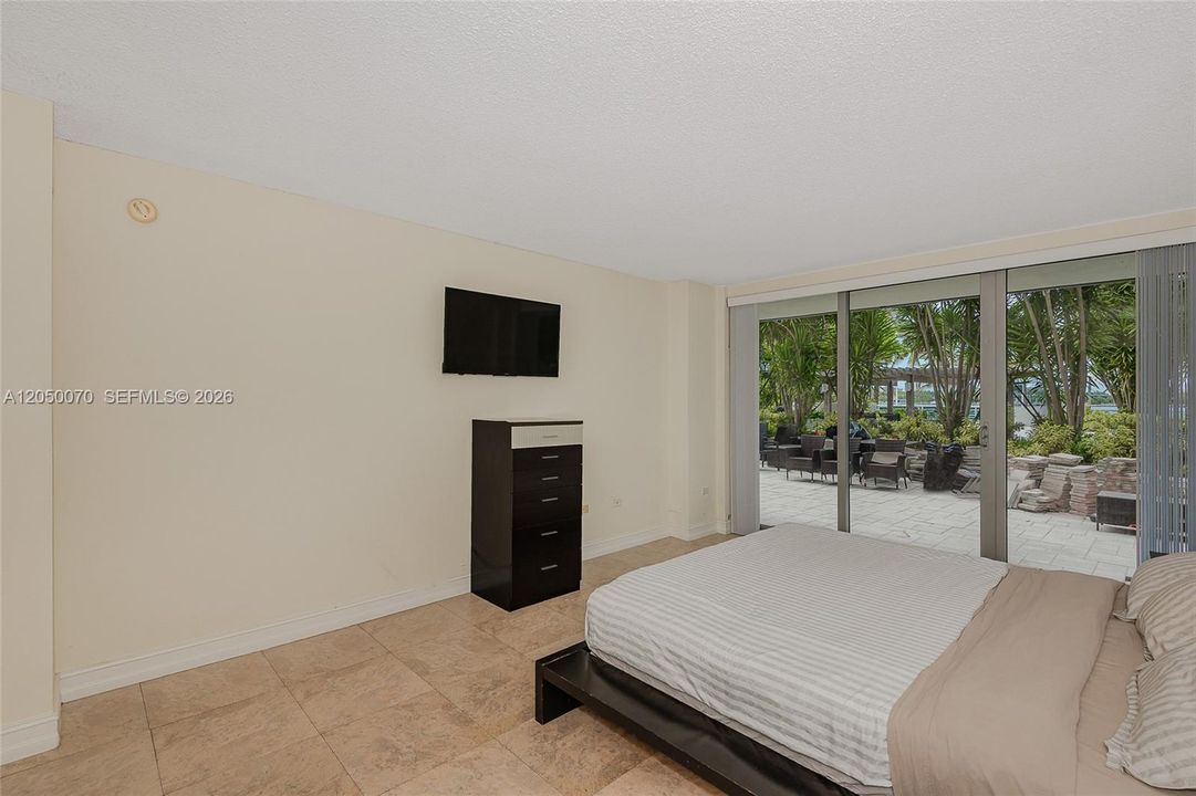 For Rent: $3,695 (2 beds, 1 baths, 1069 Square Feet)