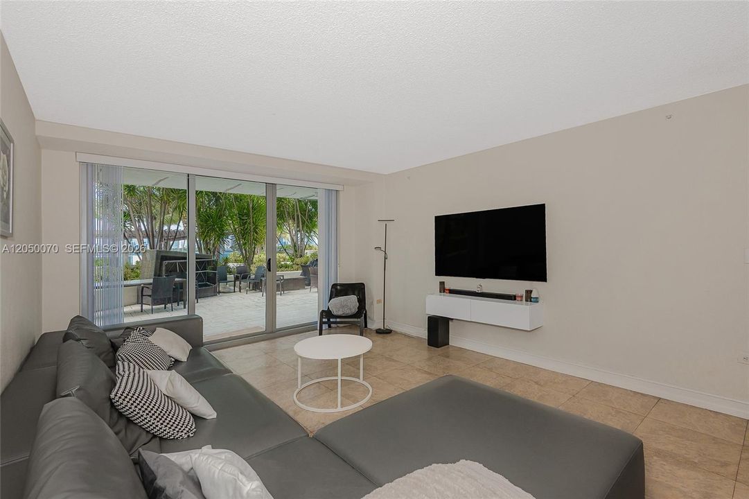 For Rent: $3,695 (2 beds, 1 baths, 1069 Square Feet)