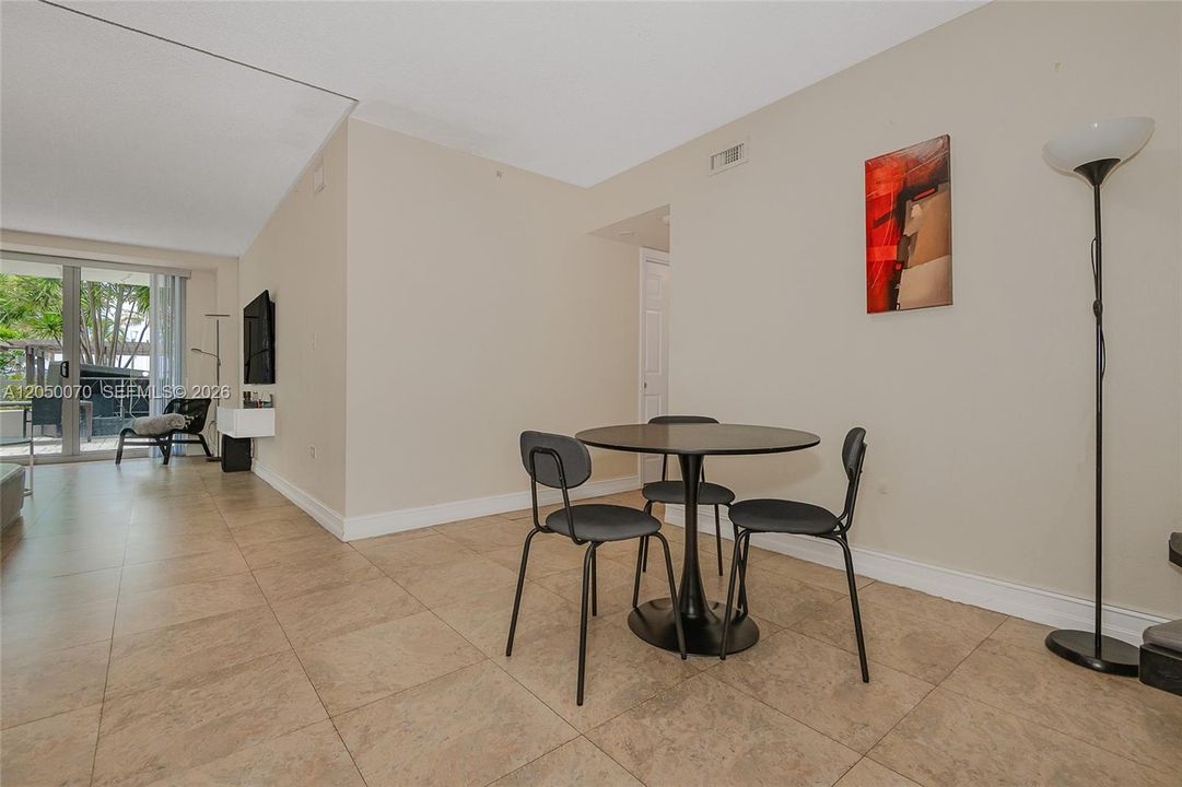For Rent: $3,695 (2 beds, 1 baths, 1069 Square Feet)