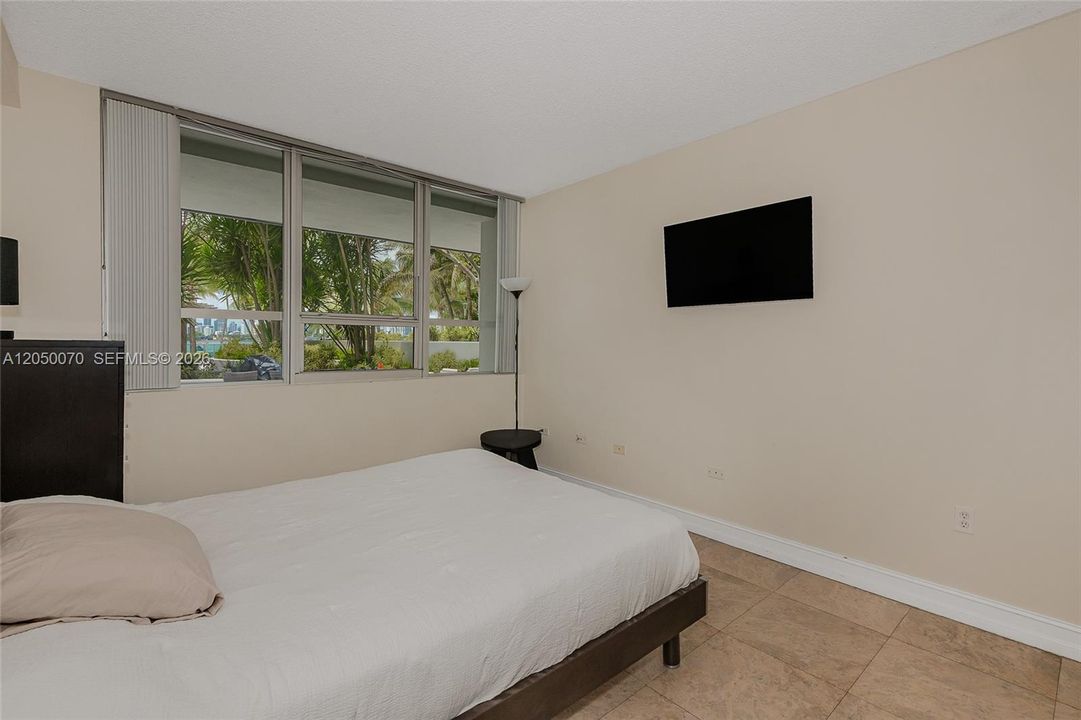 For Rent: $3,695 (2 beds, 1 baths, 1069 Square Feet)
