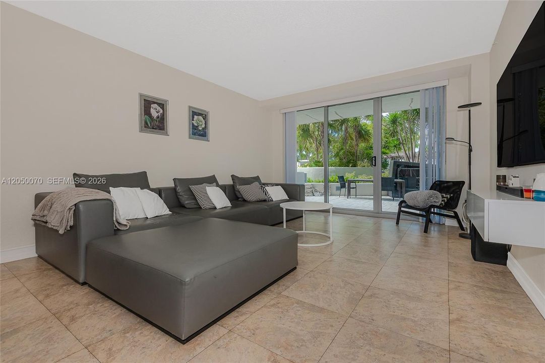 For Rent: $3,695 (2 beds, 1 baths, 1069 Square Feet)